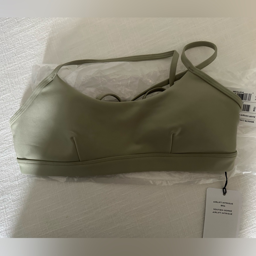 Size S NWT Alo yoga moonstone sports bra